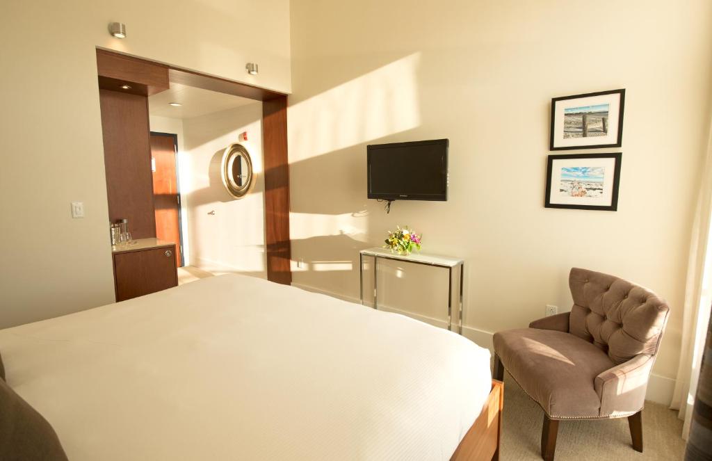 The Boathouse - Harbour View King Room с балконом