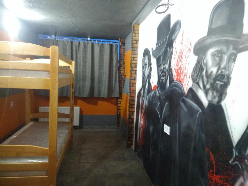 Palanda nebo palandy na pokoji v ubytování Graffiti Mega City
