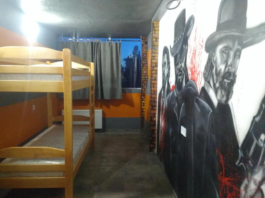 Postel nebo postele na pokoji v ubytování Graffiti Mega City