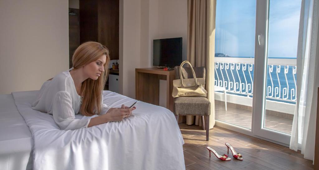 TV i/ili multimedijalni sistem u objektu Hotel Sato Conference & SPA Resort