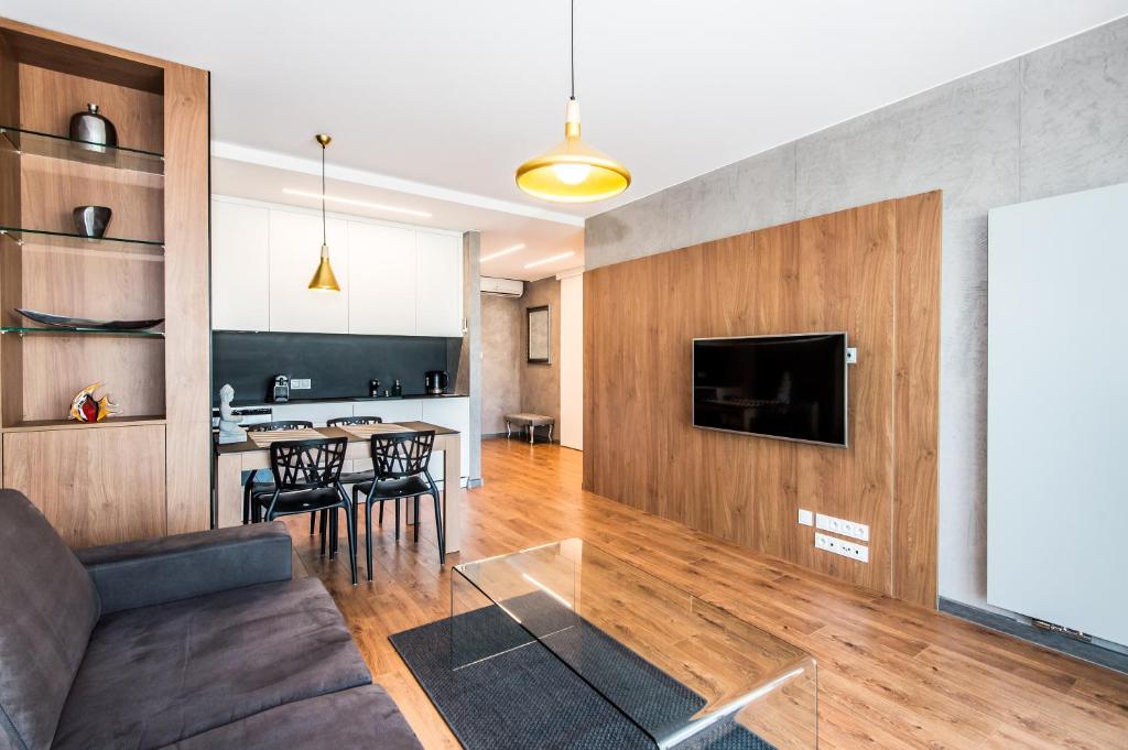 Televízia a/alebo spoločenská miestnosť v ubytovaní Super-Apartamenty International Fair