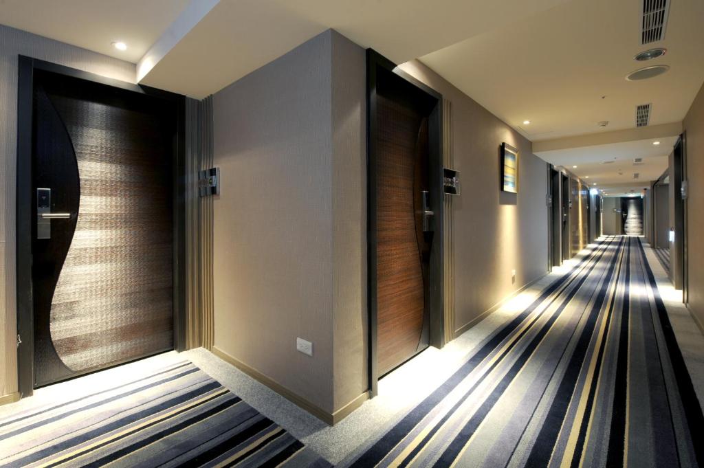 a corridor of a building with a long hallway at International Citizen Hotel in Kaohsiung