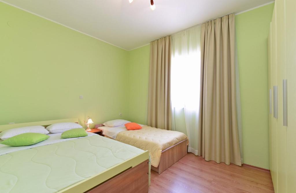 Łóżko lub łóżka w pokoju w obiekcie Apartment Dvori with pool