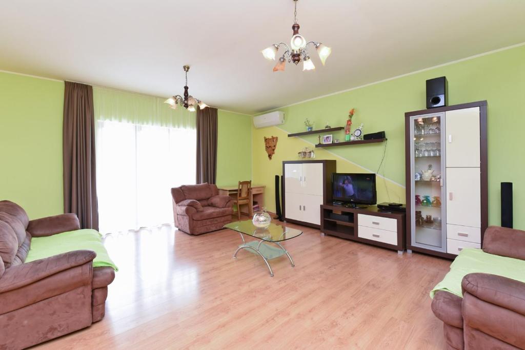 salon z 2 kanapami i telewizorem w obiekcie Apartment Dvori with pool w mieście Kaštelir