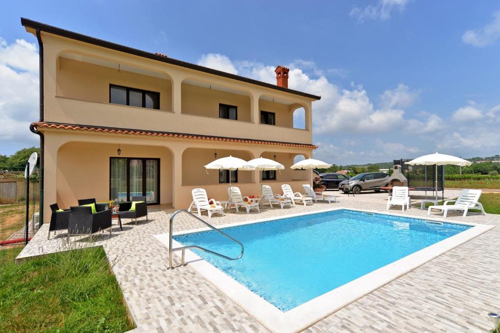 willa z basenem przed domem w obiekcie Apartment Dvori with pool w mieście Kaštelir