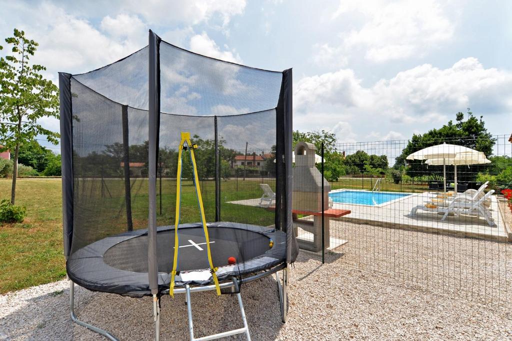 Basen w obiekcie Apartment Dvori with pool lub w pobliżu