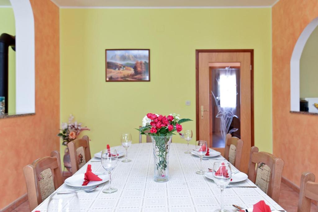 Zdjęcie z galerii obiektu Apartment Dvori with pool w mieście Kaštelir