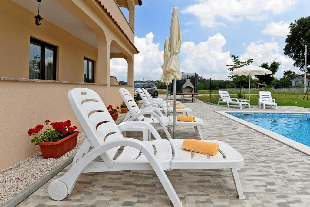 Basen w obiekcie Apartment Dvori with pool lub w pobliżu