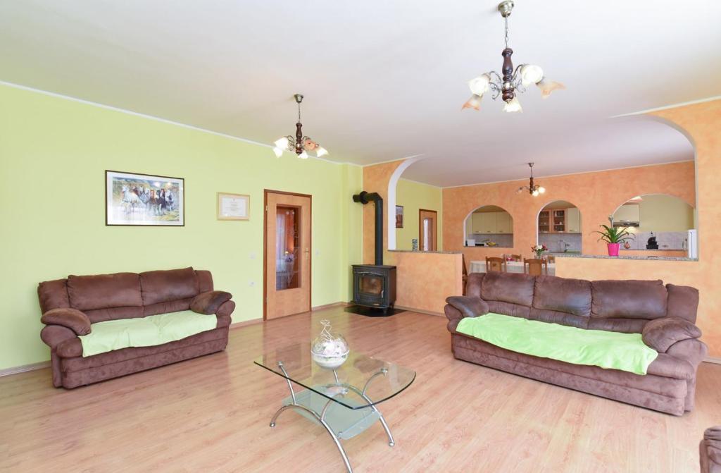 Część wypoczynkowa w obiekcie Apartment Dvori with pool