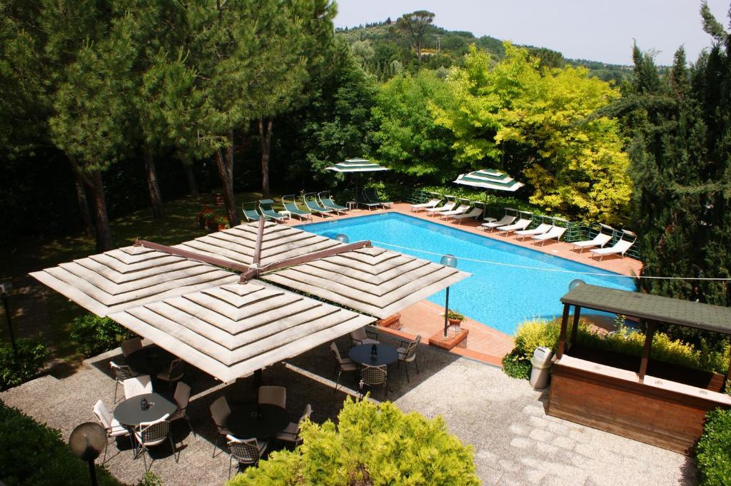 Utsikt mot bassenget på Park Hotel Chianti eller i nærheten