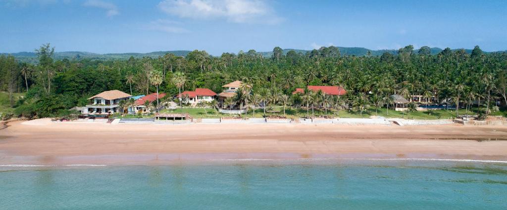 uma vista aérea de um resort numa praia em Ban Saithong Beach Resort em Bang Saphan Noi