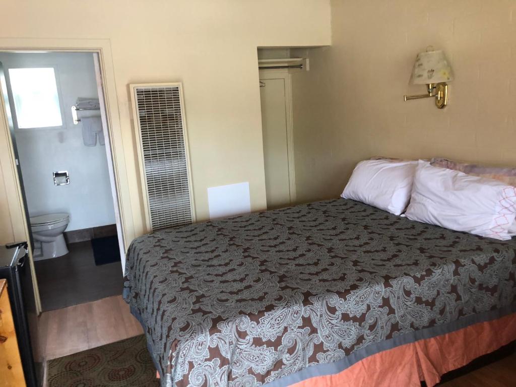 Postel nebo postele na pokoji v ubytování Highlander Motel