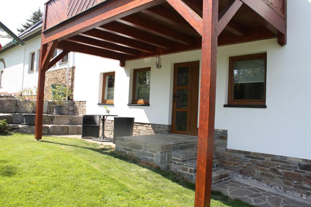 eine Pergola an der Seite eines Hauses in der Unterkunft Ferienwohnung Friedrich in Mildenau