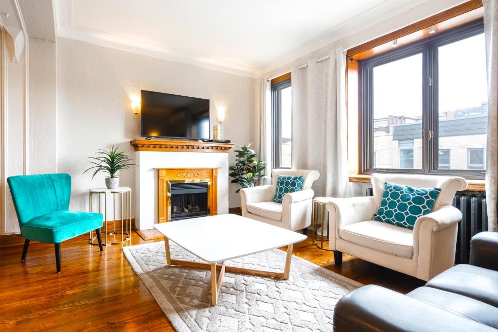 sala de estar con muebles y chimenea en MTLVacationrentals-The MTLVR Kisses, en Montreal