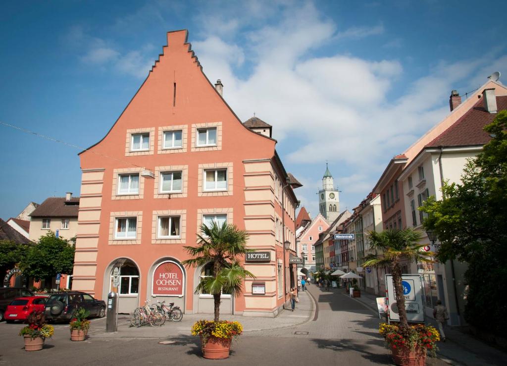 una calle en una ciudad con un edificio alto en Hotel Ochsen, en Überlingen