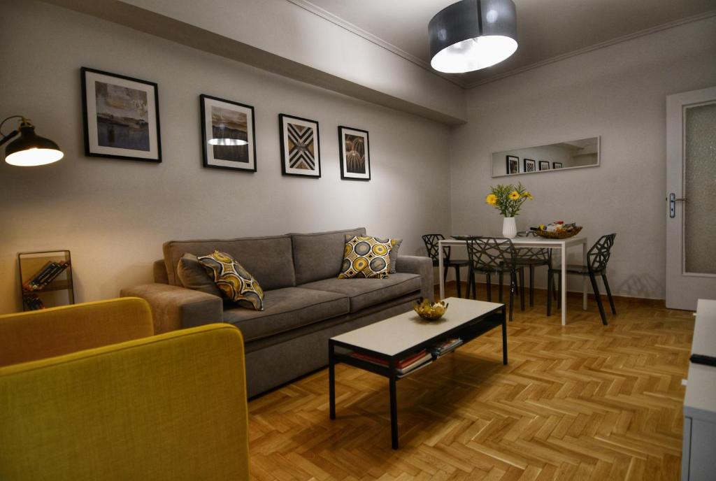 uma sala de estar com um sofá e uma mesa em Top Koukaki Location 3rd floor 2bdr em Atenas
