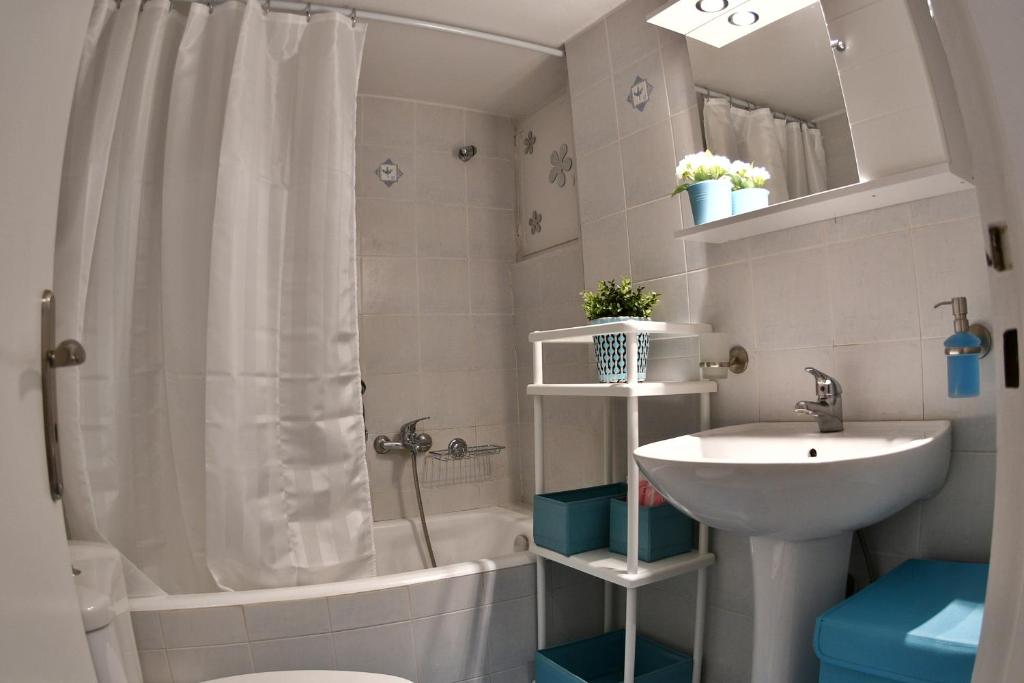 Kúpeľňa v ubytovaní Top Koukaki Location 3rd floor 2bdr