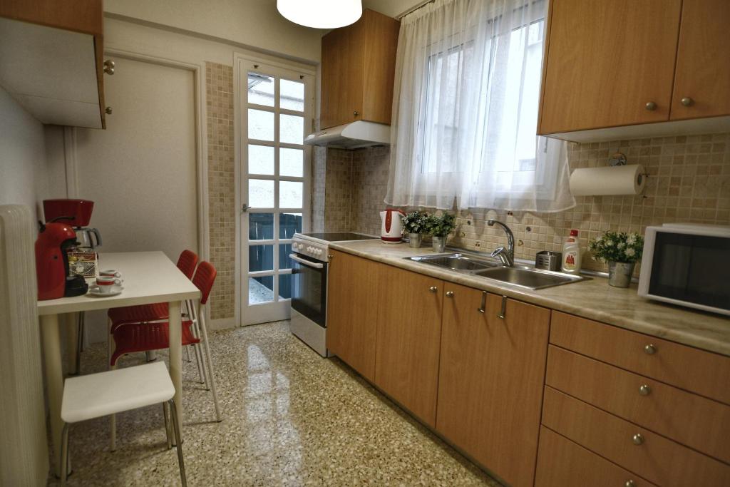 Kuchyňa alebo kuchynka v ubytovaní Top Koukaki Location 3rd floor 2bdr