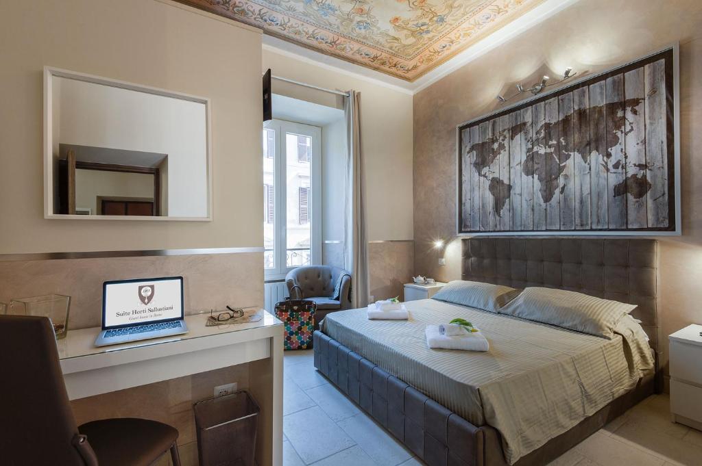 um quarto com uma cama com um computador portátil em Suite Horti Sallustiani em Roma