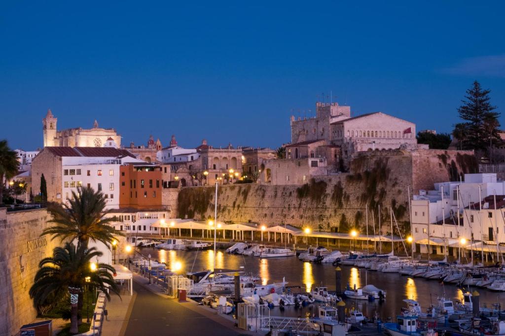 Nespecifikovaný výhled na destinaci Ciutadella nebo výhled na město při pohledu z hotelu