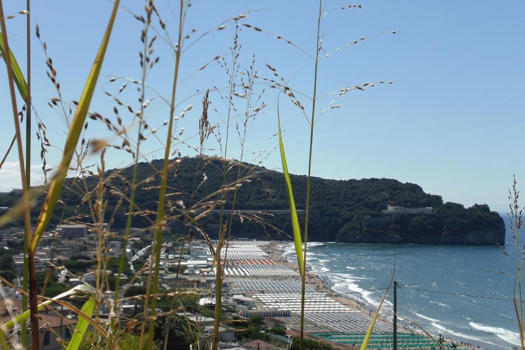ガエータにあるLa rosa dei ventiの建物と海を望むビーチの景色を望めます。