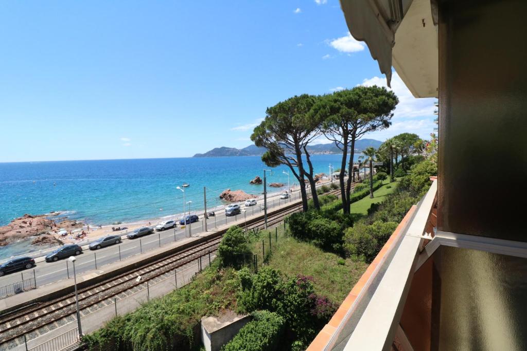 - une vue sur la plage et une route avec des voitures dans l'établissement Studio with beautiful sea view and direct beach access, à Cannes