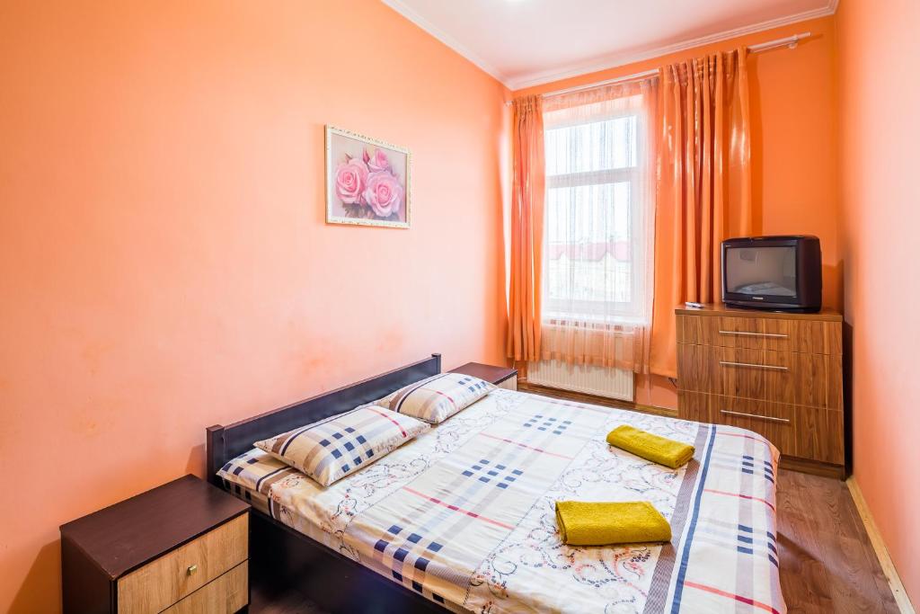 リヴィウにある1 кімнатна квартира на Городоцькій біля ЖД-вокзалуの小さなベッドルーム(ベッド1台、テレビ付)
