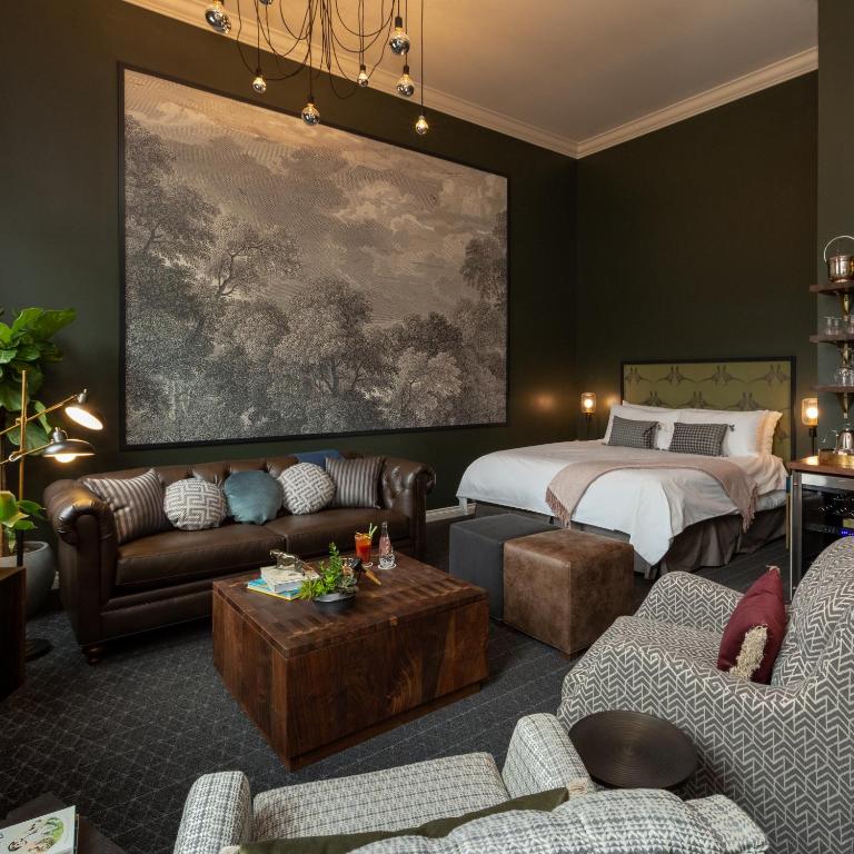 Postel nebo postele na pokoji v ubytování Atticus Hotel
