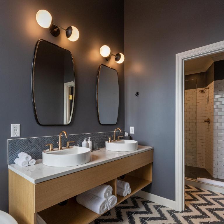 Koupelna v ubytování Atticus Hotel