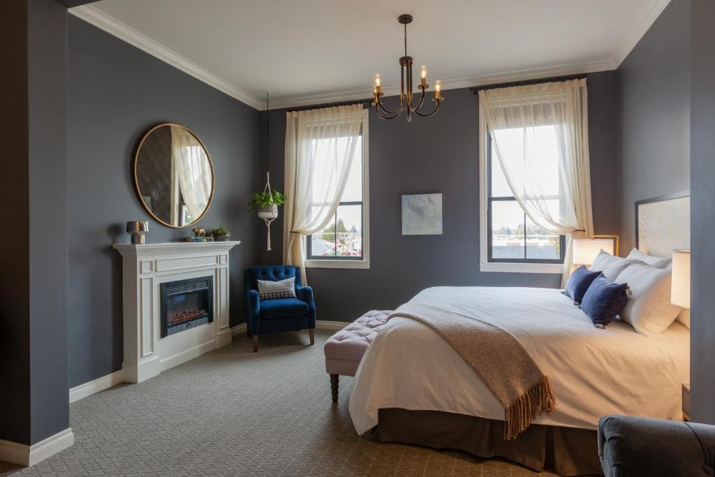 Postel nebo postele na pokoji v ubytování Atticus Hotel
