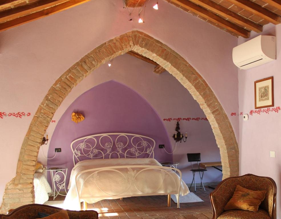 a bedroom with a bed in an archway at B&B Polirone in San Benedetto Po