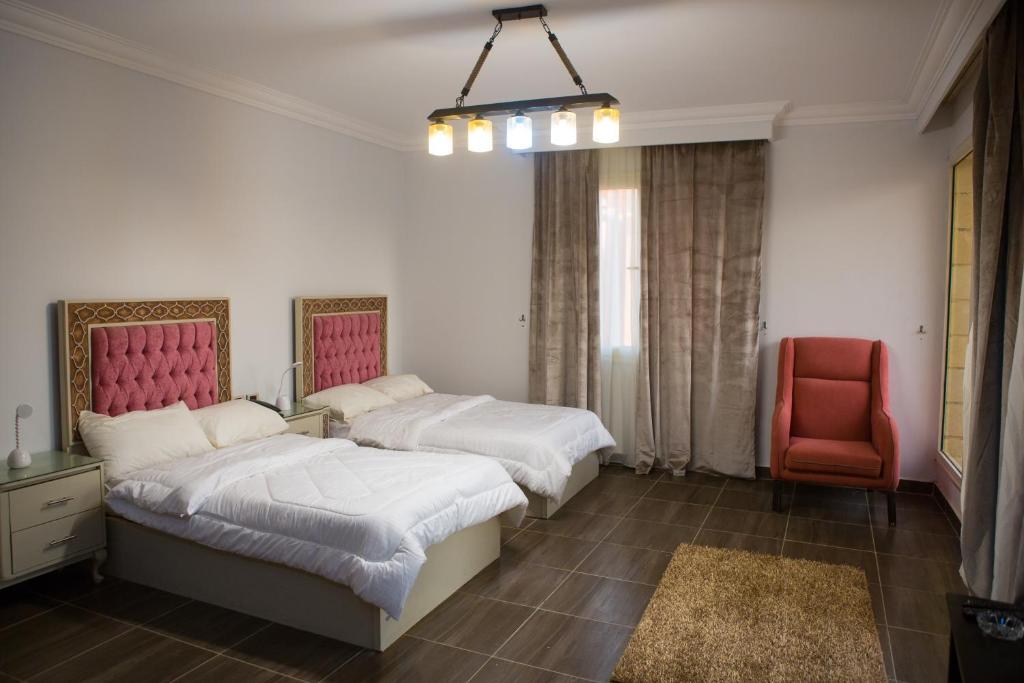 Ein Bett oder Betten in einem Zimmer der Unterkunft Hayat Pyramids View Hotel