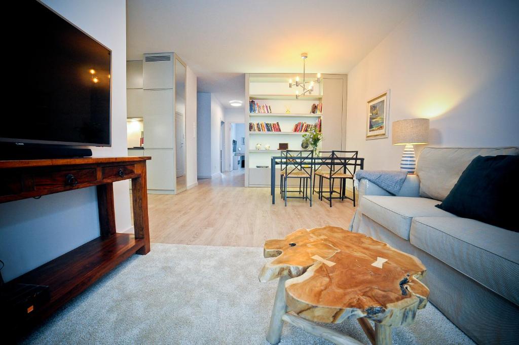 ein Wohnzimmer mit einem Sofa und einem Tisch in der Unterkunft Luna Apartment Deluxe in Danzig