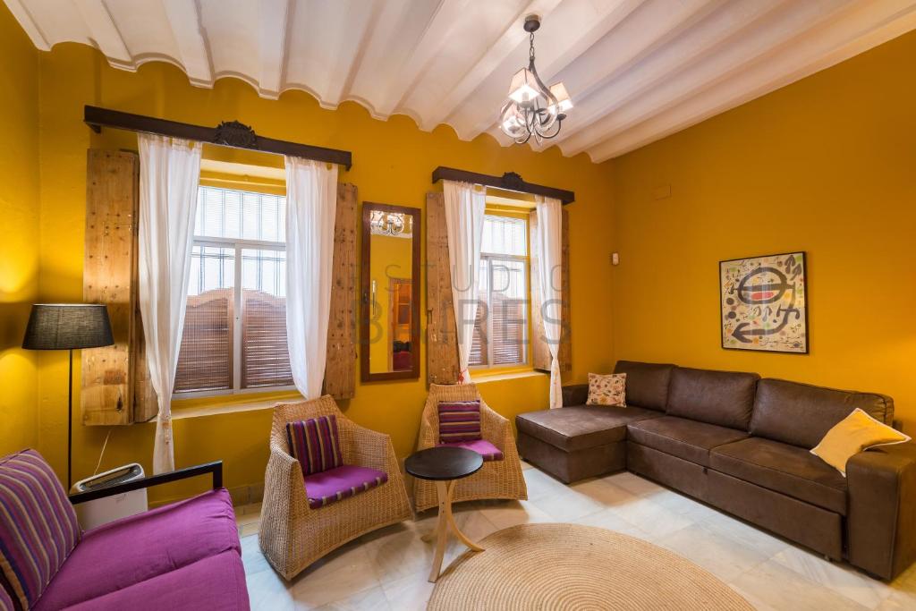 カディスにあるLa Divinaの黄色の壁のリビングルーム(ソファ、椅子付)
