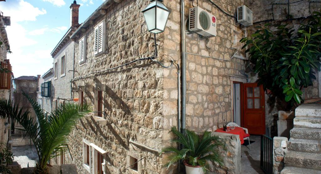 un edificio de piedra con una luz de la calle en él en Apartment Old Town Gverovic, en Dubrovnik