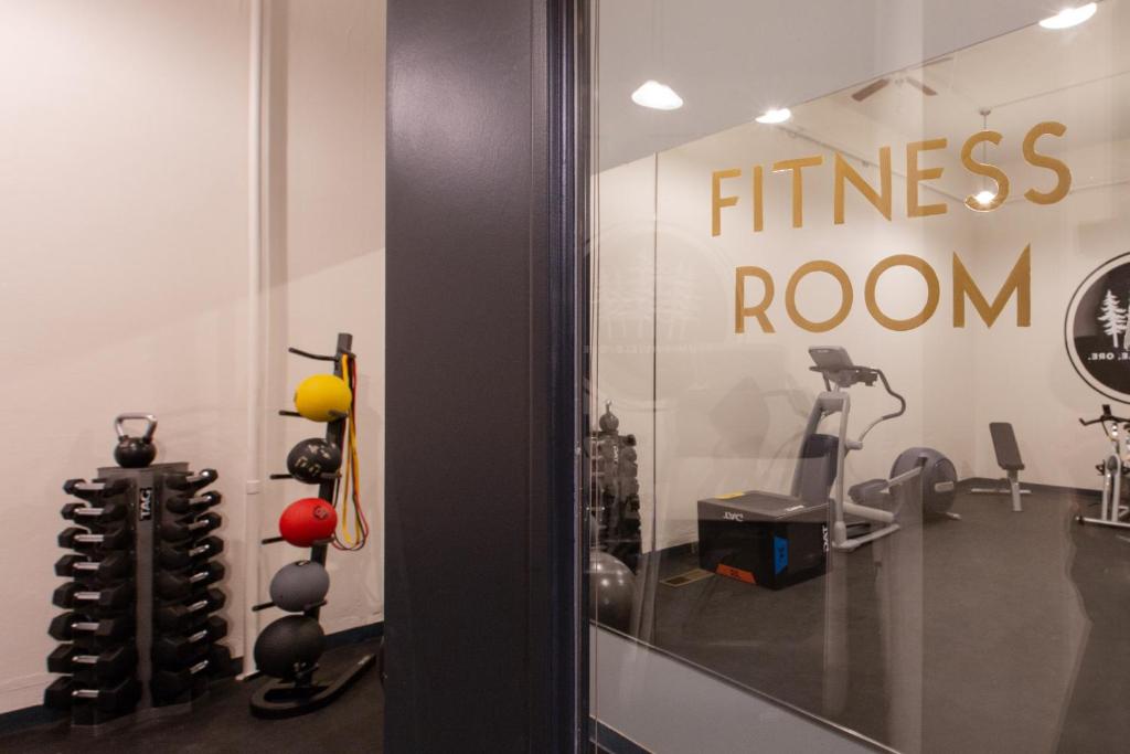 Fitness centrum a/nebo fitness zařízení v ubytování Atticus Hotel