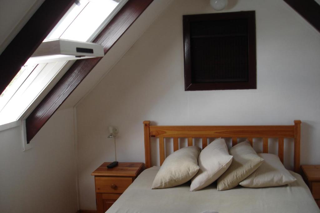 Postel nebo postele na pokoji v ubytování Bay Cove Inn