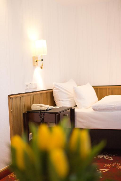 Een bed of bedden in een kamer bij Hotel Jagdhaus Wiese
