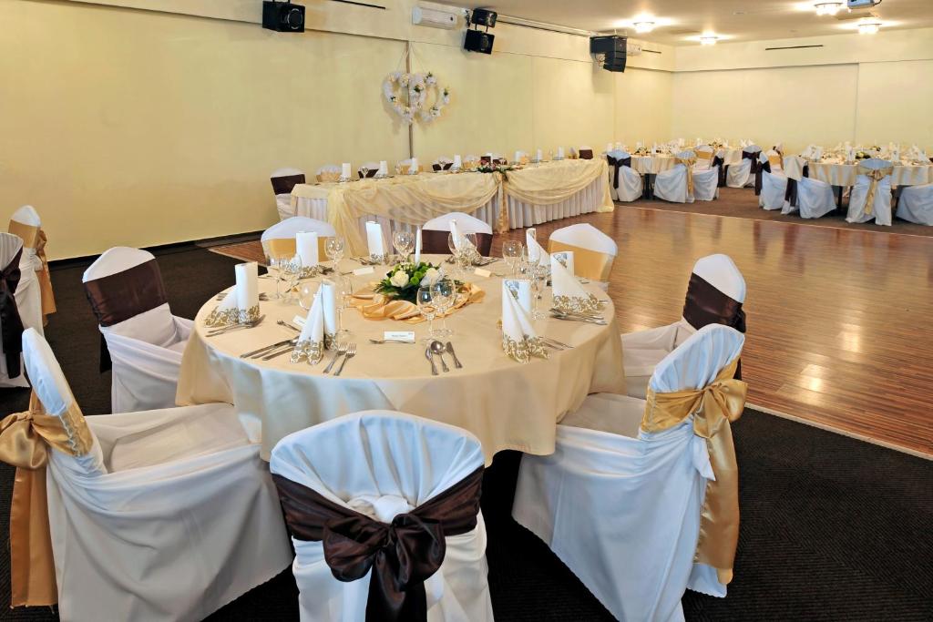 Restaurace v ubytování Dixon Resort