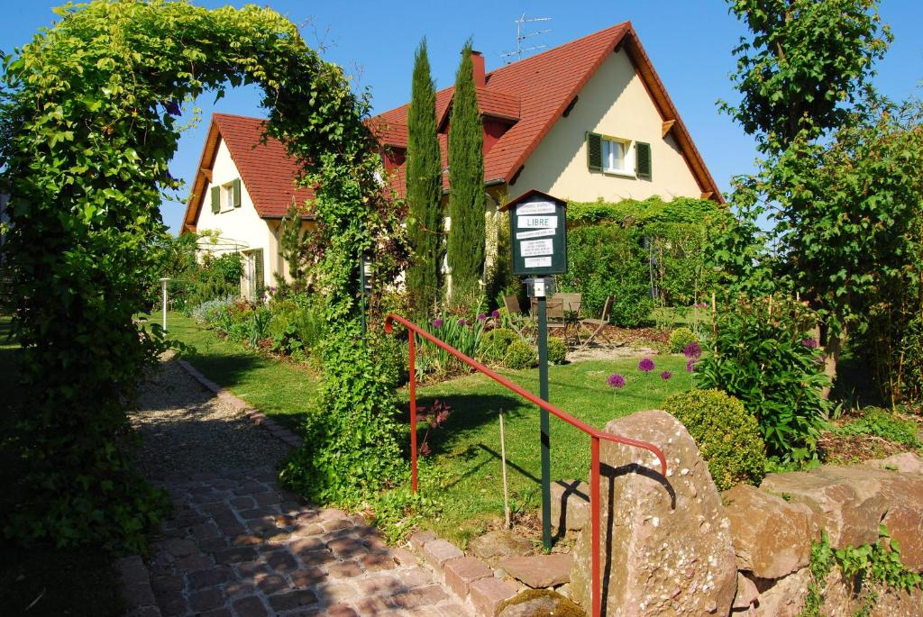 a house with a gate in front of a yard at Chambres d'hôtes Gilles Schneider in Husseren-les-Châteaux