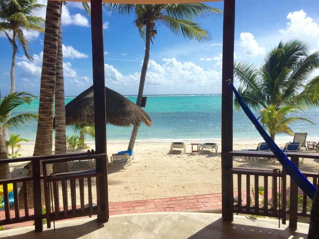 vistas a la playa desde el porche de un complejo en Nah Uxibal Villa and Casitas, en Tulum