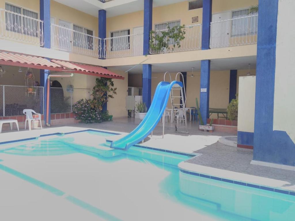 - un toboggan dans la piscine d'un hôtel dans l'établissement Hotel Josemar, à Espinal