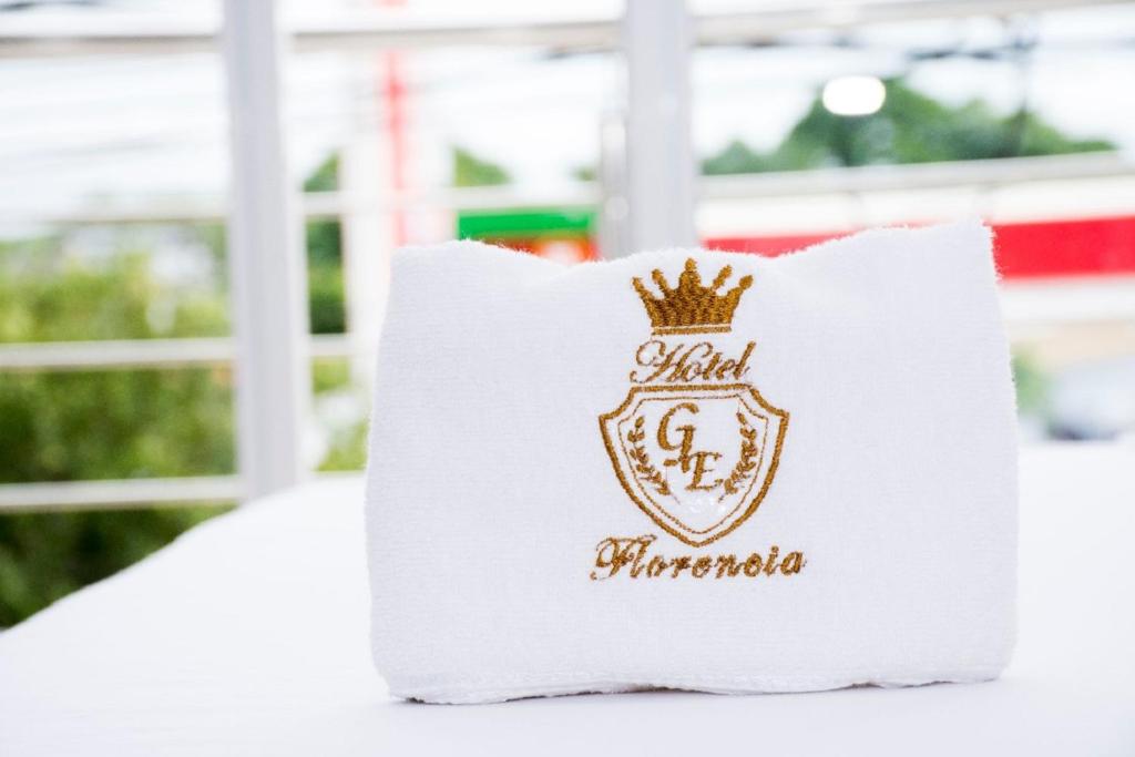- un oreiller blanc avec une couronne dans l'établissement Hotel Gran Estacion Florencia, à Florencia