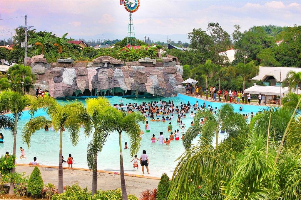 un groupe de personnes dans une piscine d'un parc à thème dans l'établissement Klir Waterpark Resort and Hotels, à Guiguinto