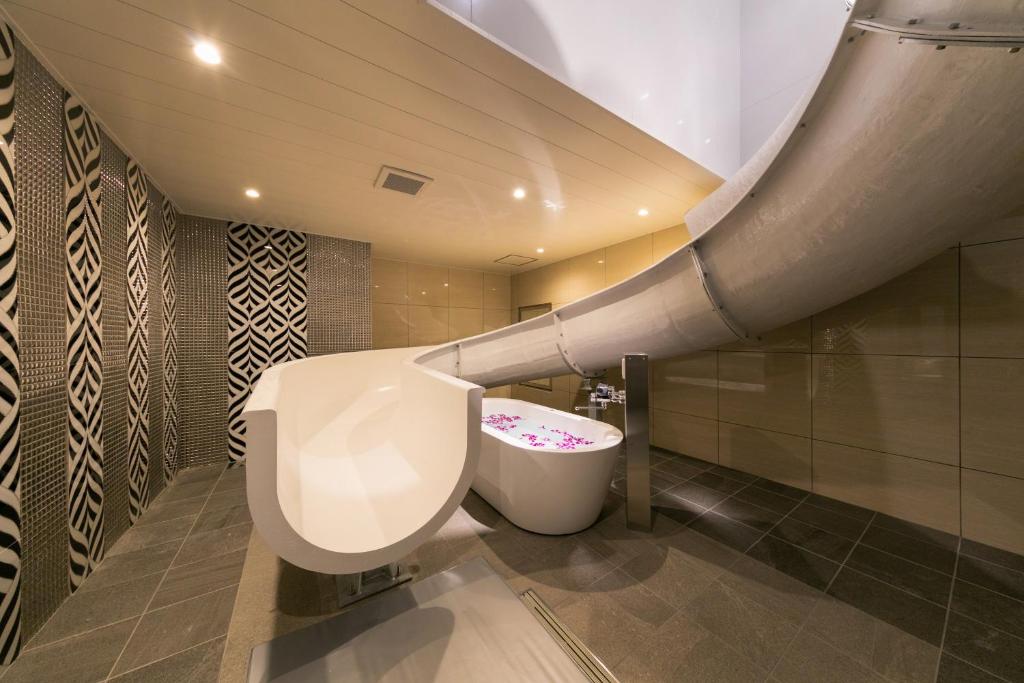 uma casa de banho com um WC e um lavatório em Hotel Eldia Modern Kobe(Adult Only) em Kobe