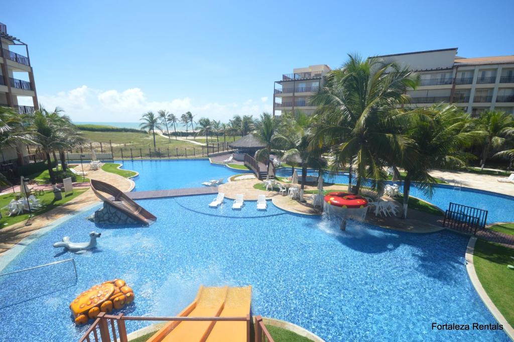 una piscina en un complejo con un parque acuático en Beach Living Apartment, en Aquiraz