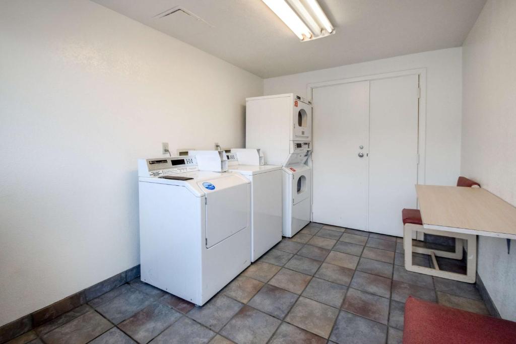 Kuchyň nebo kuchyňský kout v ubytování Motel 6-Kelso, WA - Mt. St. Helens