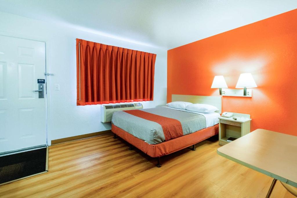 Postel nebo postele na pokoji v ubytování Motel 6-Kelso, WA - Mt. St. Helens