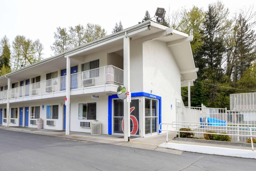 um grande edifício branco com acentos azuis em Motel 6-Kelso, WA - Mt. St. Helens em Kelso