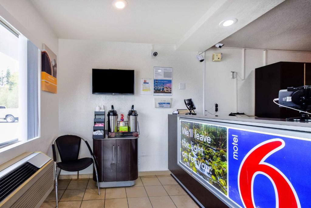 TV a/nebo společenská místnost v ubytování Motel 6-Kelso, WA - Mt. St. Helens